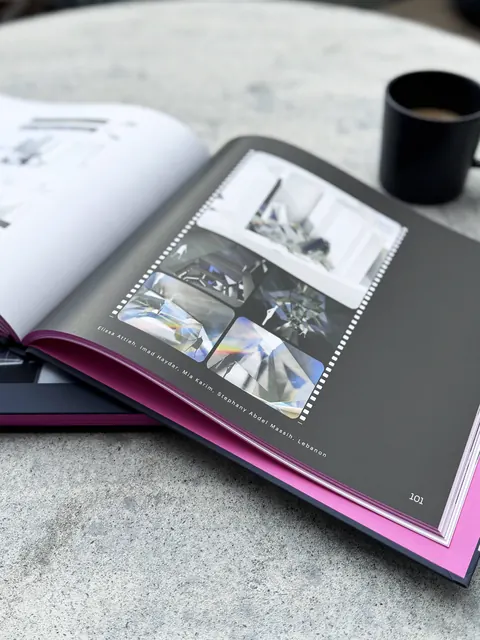 Il libro aperto sulla doppia pagina di un progetto, con i tagli rosa