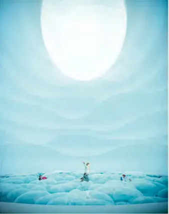 Una stanza blu sotto un’apertura circolare di luce, sopra l’acqua