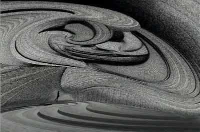 Un suolo grigio che si increspa e si arriccia come pietra rimestata
