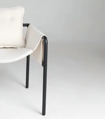 Catê Chair, by Rafaela Gravia
