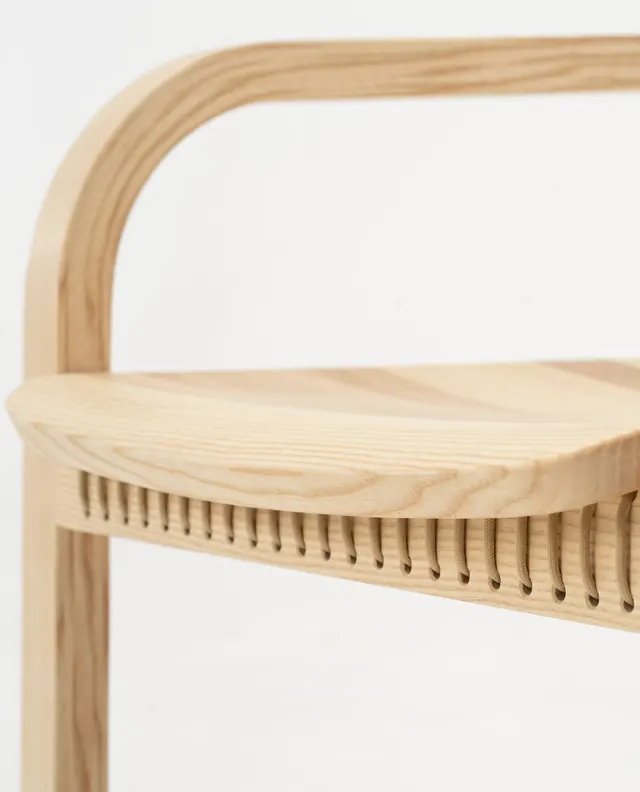 Close-up of the curved ash arm and the paracord seat of PONTUM