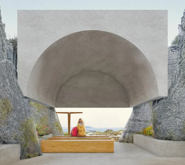 Une voûte en berceau qui cadre la mer, et en dessous, un visiteur qui lit sur un banc