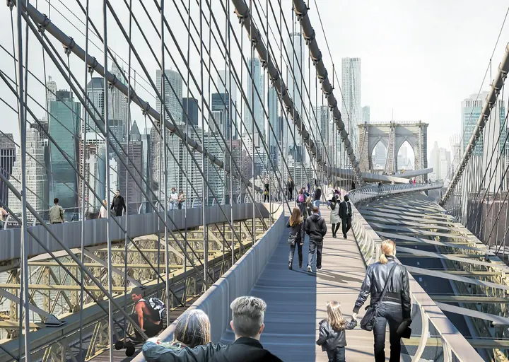 Des gens qui marchent sur la passerelle en bois surélevée, entre les câbles du pont de Brooklyn, face à une tour de pierre