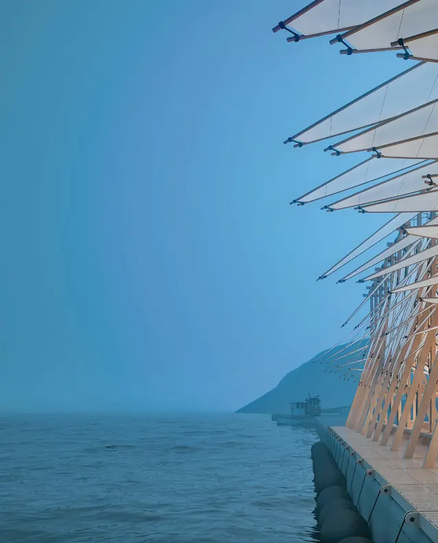 Des ailes de tissu qui s’avancent au-dessus d’une mer calme et bleue