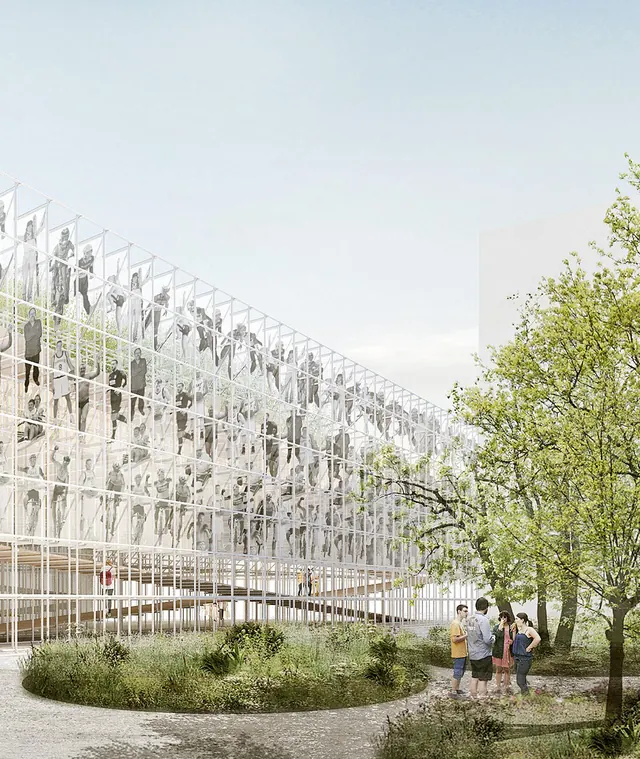 La longue façade d’échafaudages du pavillon, avec un jardin circulaire et des visiteurs devant