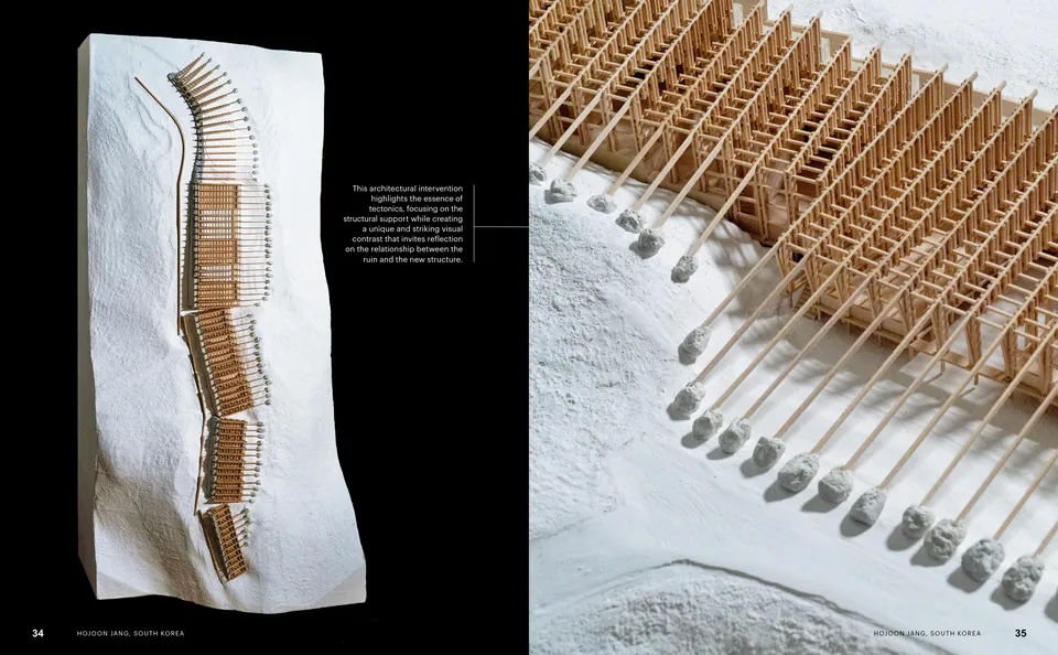La maquette d’une longue charpente qui soutient une ruine blanche, sur fond noir, et un gros plan de ses étais en bois