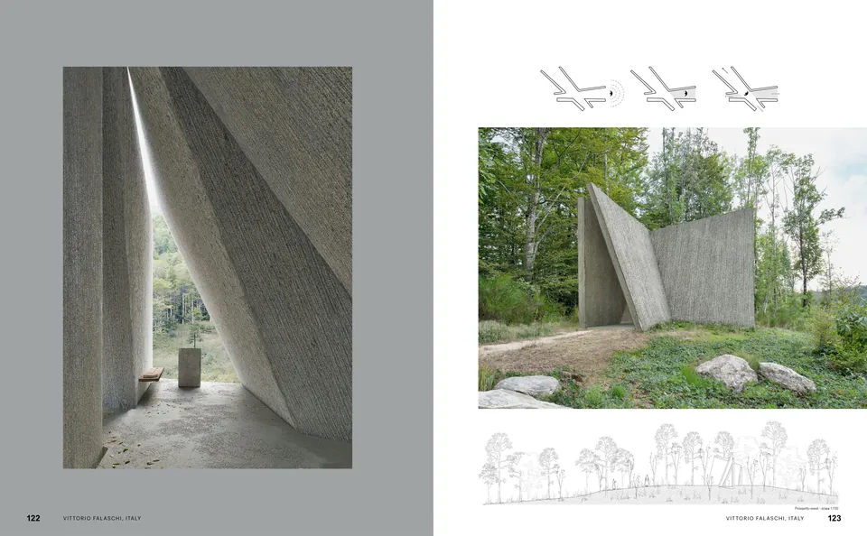 La lumière qui tombe par une fente dans une chapelle en béton, et la chapelle dans une clairière, avec ses plans