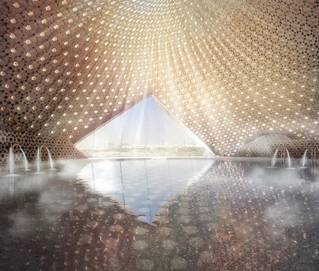 Sous un dôme : une coque ornée de motifs au-dessus d’un bassin à jets d’eau, et un triangle de lumière du jour