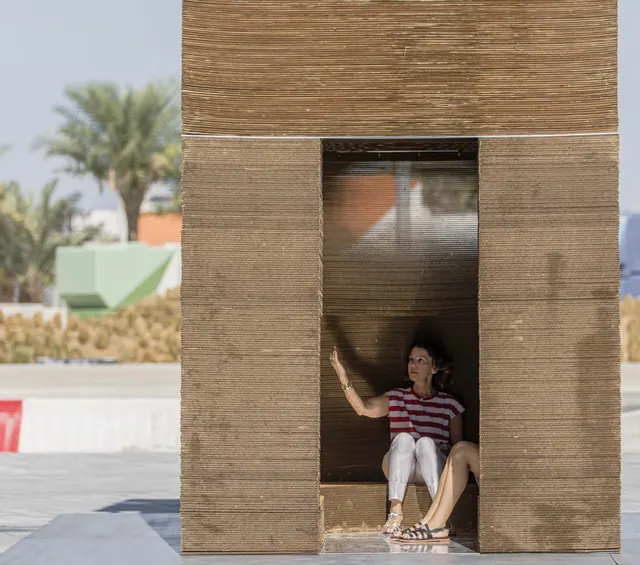 Un visitante sentado en la entrada de la torre