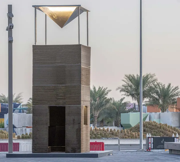 La torre de cartón con su embudo de aluminio en una plaza con palmeras