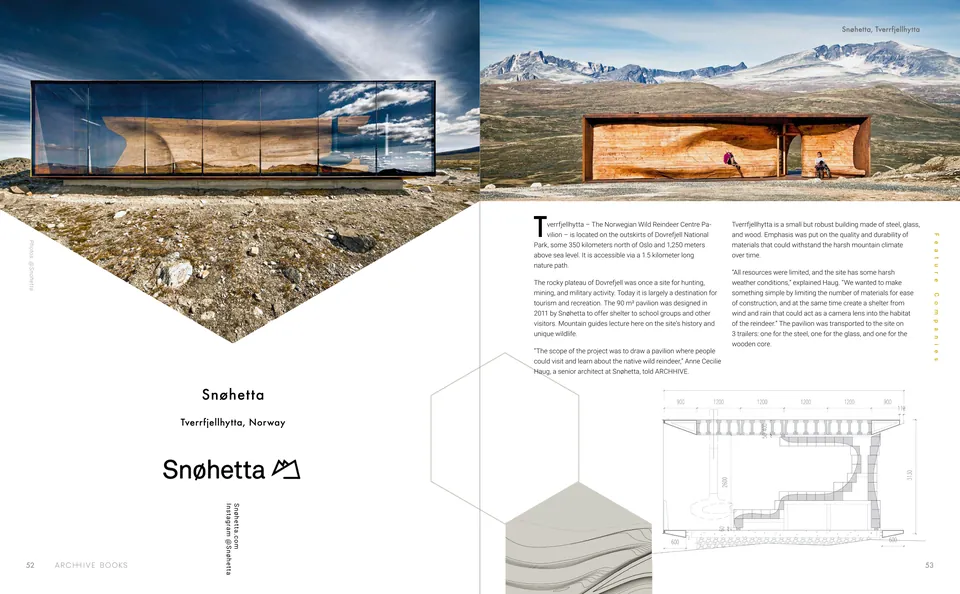 Sobre una meseta rocosa, una caja de vidrio con un núcleo de madera tallada, y el mismo pabellón bajo montañas nevadas