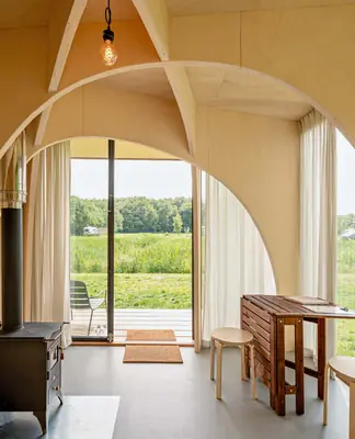 Una cabaña móvil en el bosque, de The Way We Build