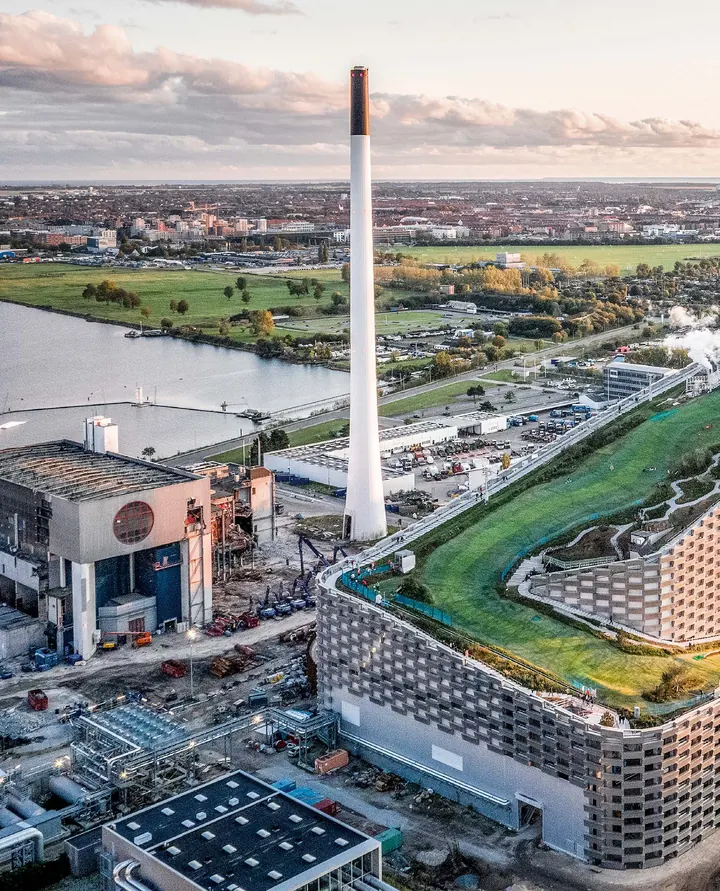 CopenHill from above: the green ski slope on the roof, the chimney and the river behind